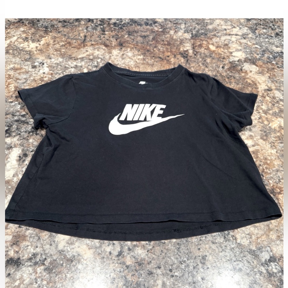 Girl’s Nike Cropped Black Graphic Tee